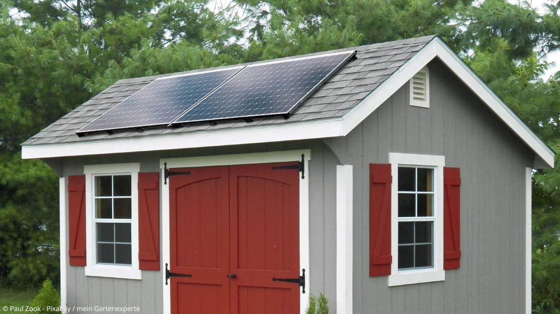 Gartenhaus mit einer Photovoltaikanlage / Solaranlage auf dem Dach