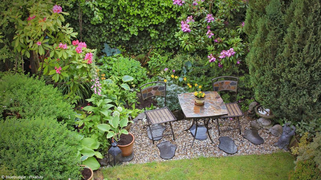 Ruhige Sitzecke im Garten mit Lärmschutz